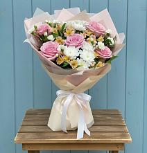 Букет цветов из:  Гвоздики, Орхидеи и Розы в Волховце 