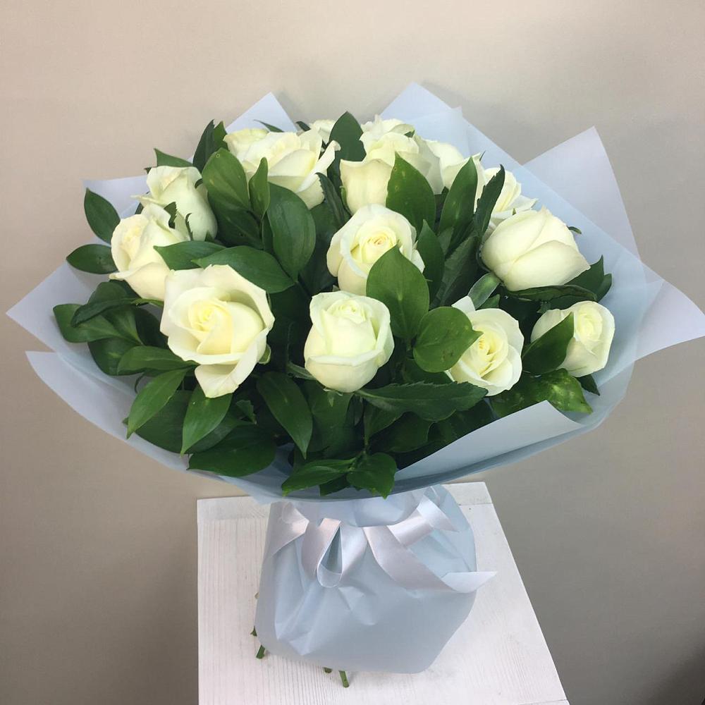 Букет 15 Белых роз Проуд в Волховце 