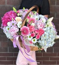 Композиция солнечный день в Волховце Цветочная композиция из Розы, Хризантемы, Пионы и Лизиантусы в корзине в Волховце
