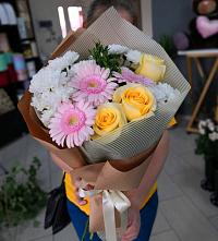 Букет цветов из:  Герберы, Розы и Хризантемы в Волховце 