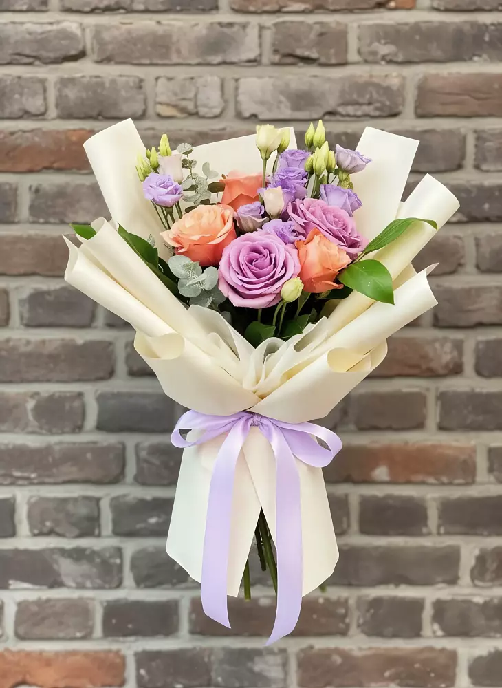 Букет цветов из: Лизиантусы и Розы в Волховце 