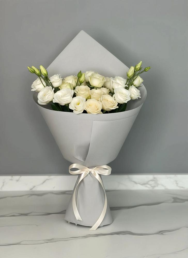 Букет цветов из: Розы и Лизиантусы в Волховце 