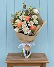 Букет цветов из:  Альстромерии, Лизиантусы, Розы и Хризантемы в Волховце 