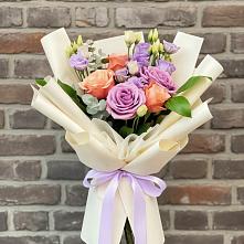 Букет цветов из:  Лизиантусы и Розы в Волховце 