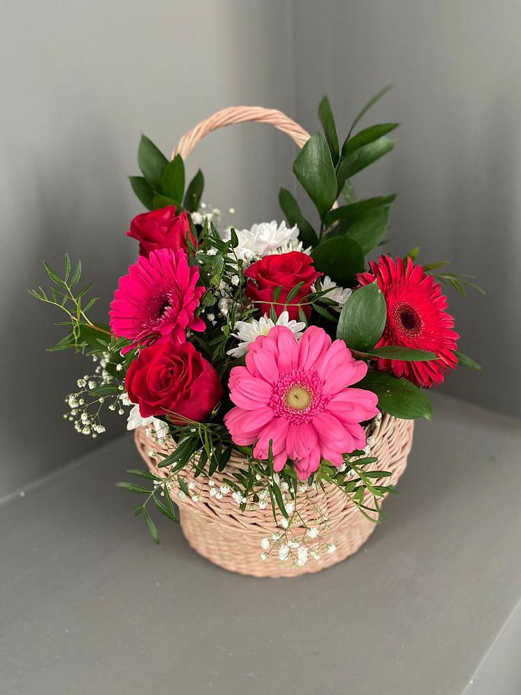 Цветочная композиция из Розы, Хризантемы и Герберы в корзине в Волховце 