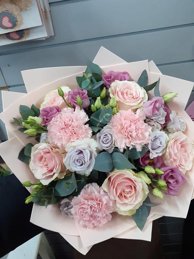 Букет цветов из: Розы, Гвоздики и Лизиантусы в Волховце 