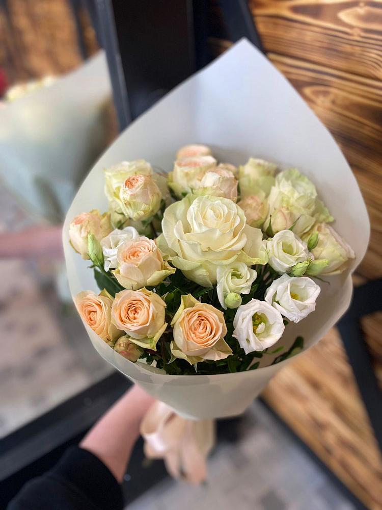 Букет цветов из: Розы и Лизиантусы в Волховце 